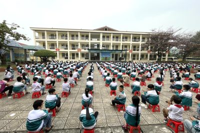 Giao lưu văn nghệ với học sinh khuyết tật